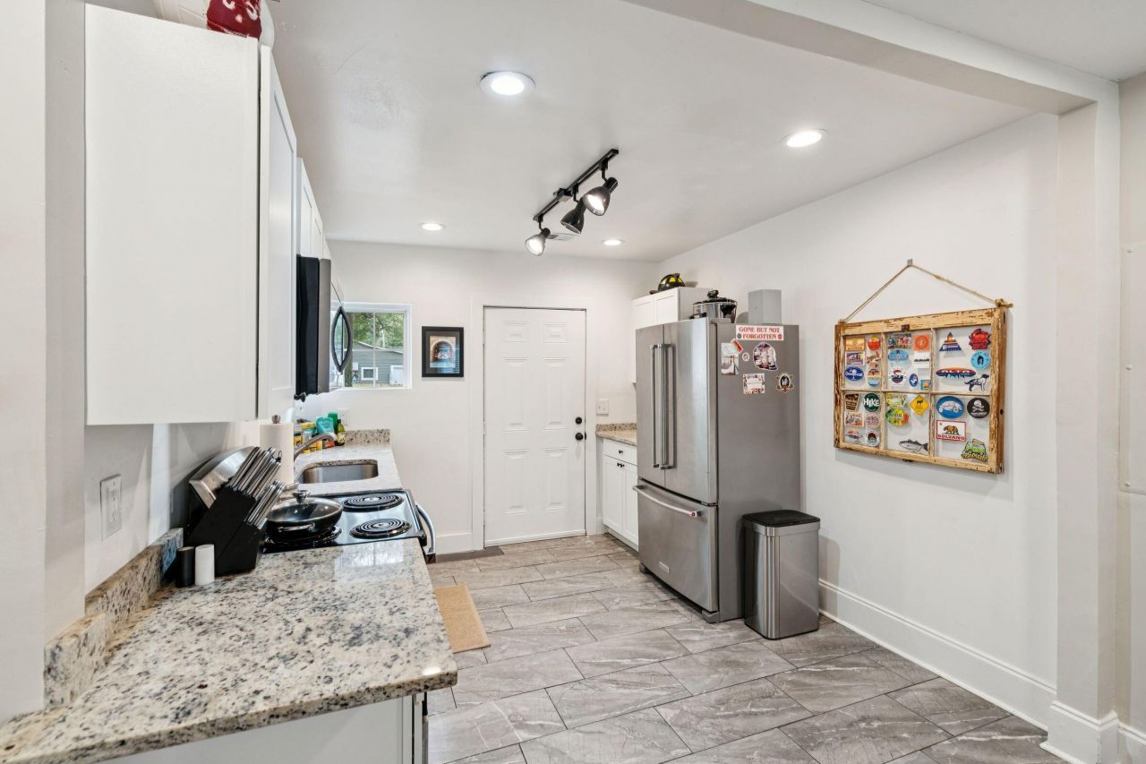 2712 E Surrey Photo 9