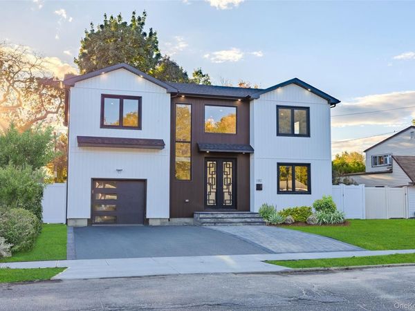 182 Friends Lane , Westbury, NY 11590