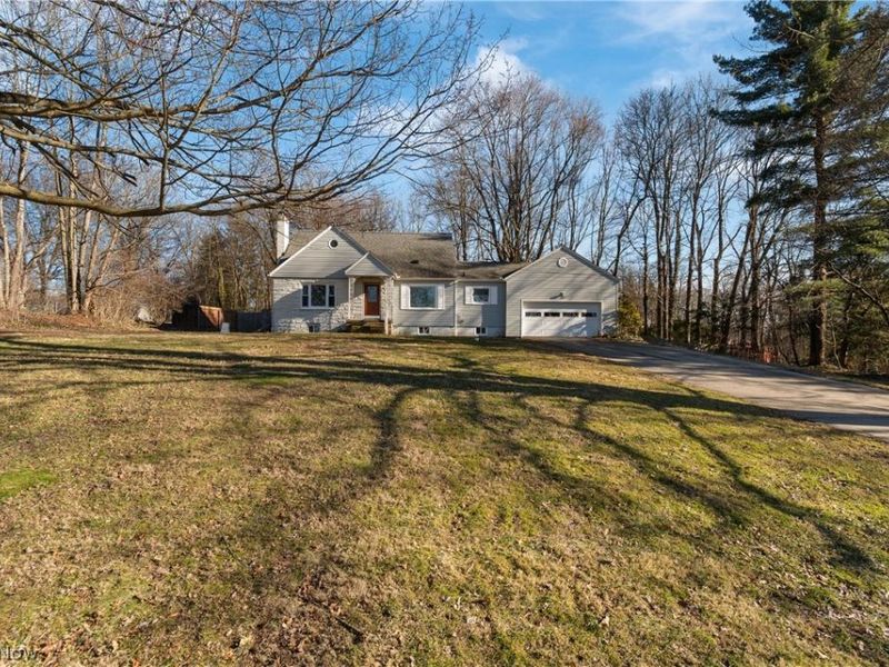 3616 Everett Drive, Norton, OH 44203 Photo 2