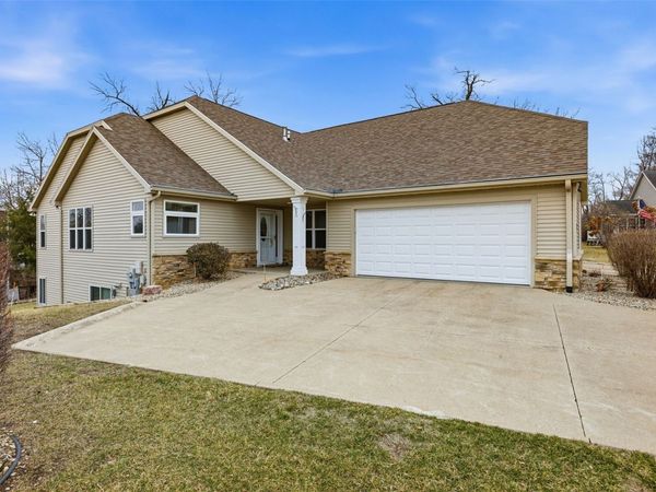 3801 Willowbend Court NE, Cedar Rapids, IA 52411