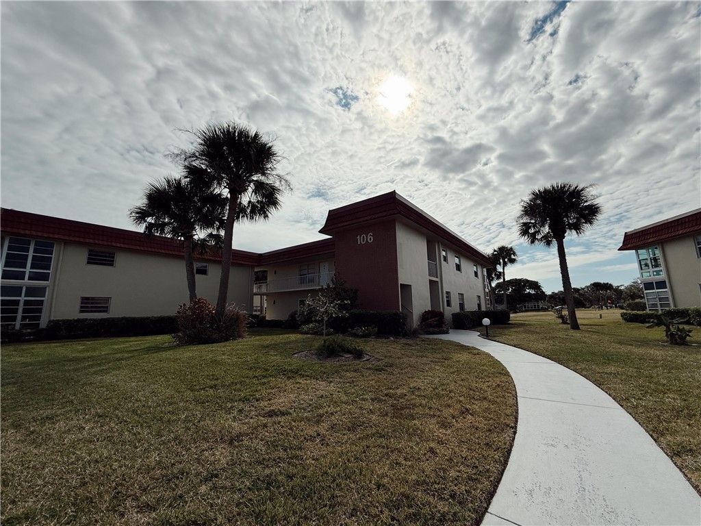 106 Spring Lake Court, Unit 201, Vero Beach, FL 32962 Photo
