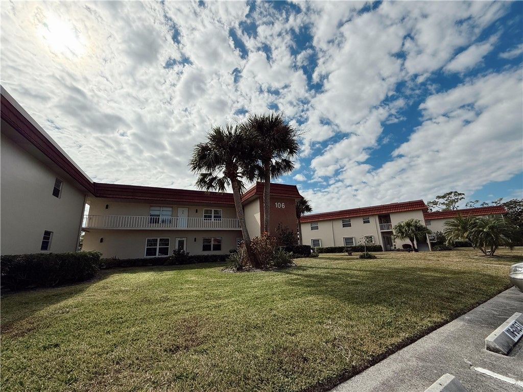 106 Spring Lake Court, Unit 201, Vero Beach, FL 32962 Photo