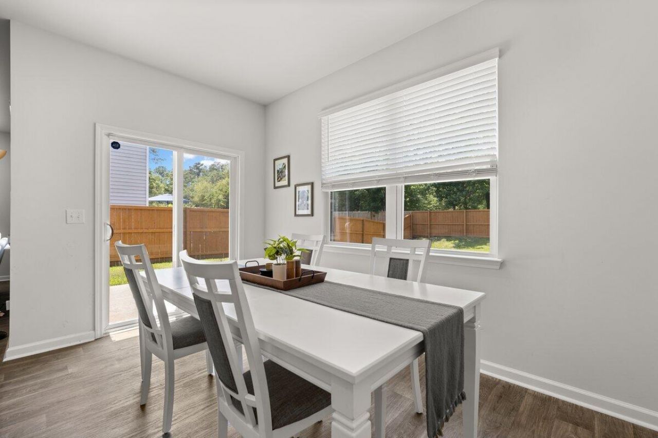 9712 Roseberry Street Photo 5