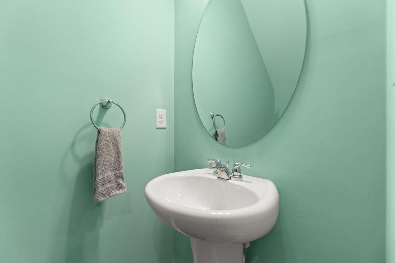 9712 Roseberry Street Photo 6