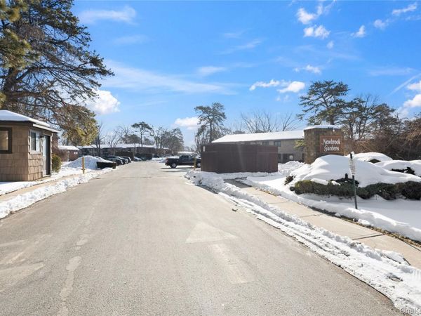 19 Newbrook, Unit 19, Bay Shore, NY 11706