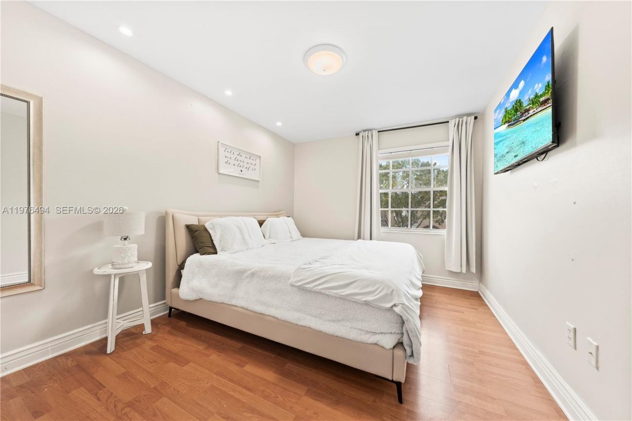 547 NW 157th Ln , Pembroke Pines, FL 33028 Photo