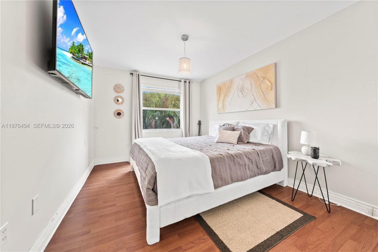 547 NW 157th Ln , Pembroke Pines, FL 33028 Photo