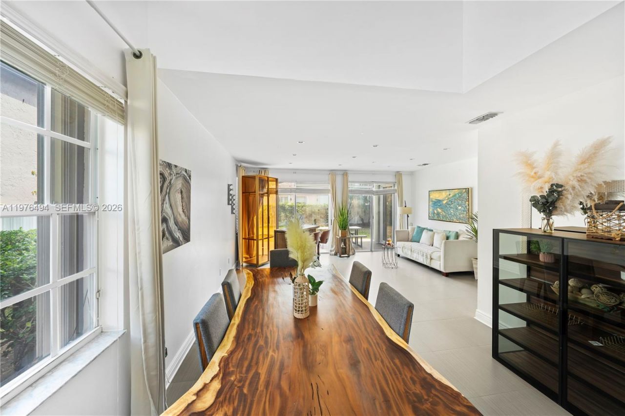 547 NW 157th Ln , Pembroke Pines, FL 33028 Photo