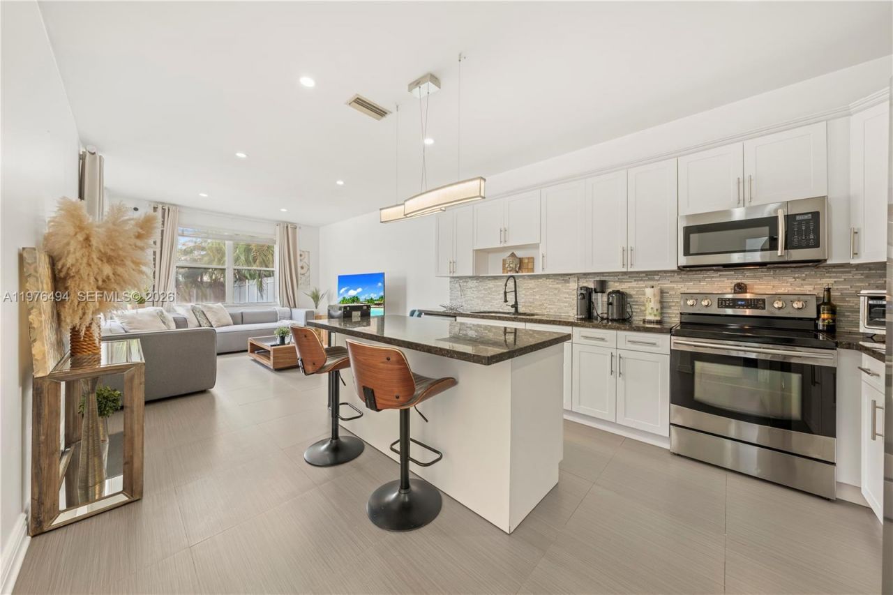 547 NW 157th Ln , Pembroke Pines, FL 33028 Photo