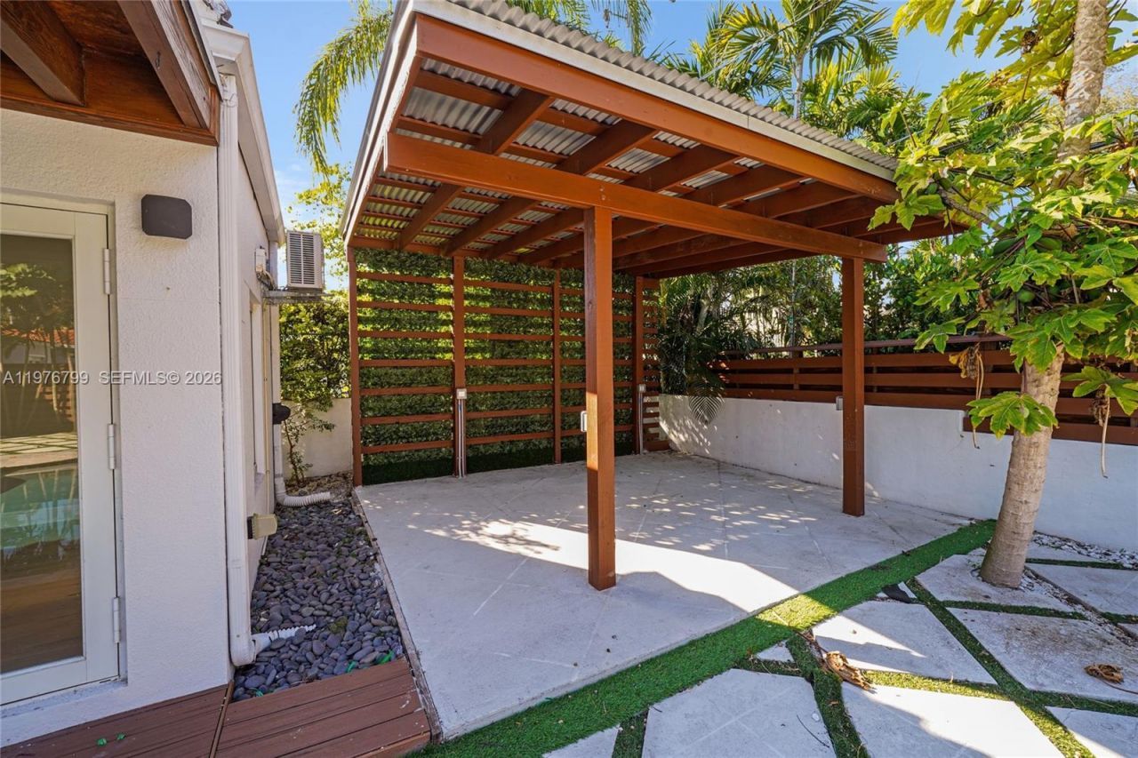 659 NE 73rd St, Miami, FL 33138 Photo