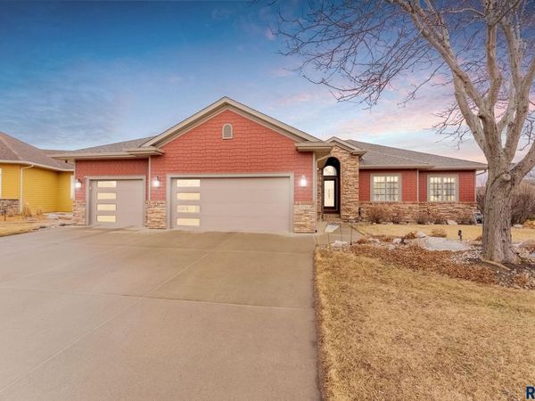 8216 S Seven Oaks Dr, Sioux Falls, SD 57108