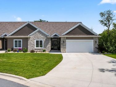 2908 Platinum Drive NE, Rochester, MN 55906