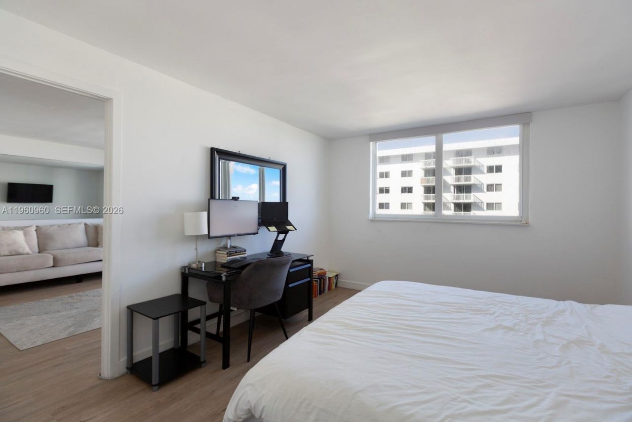 345 Ocean Dr , Unit 819, Miami Beach, FL 33139 Photo