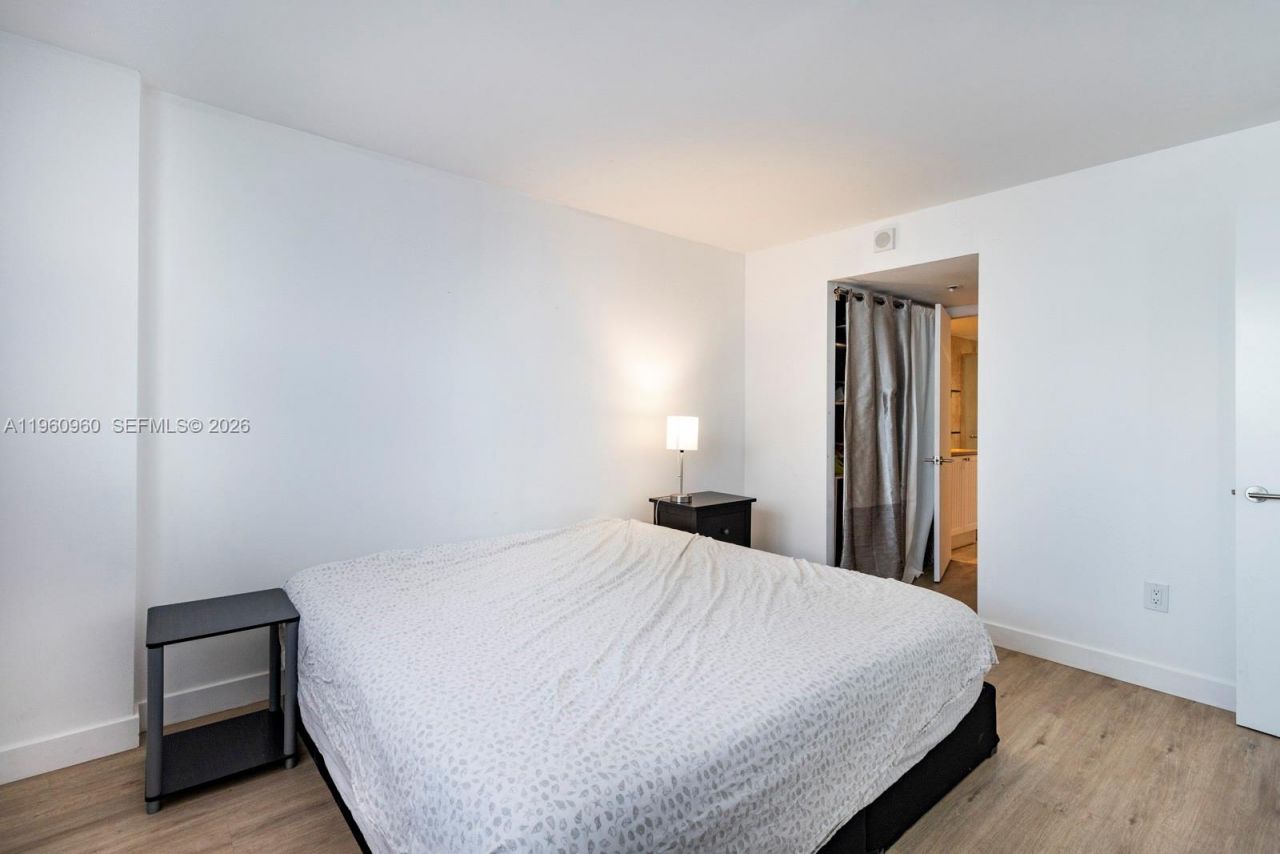 345 Ocean Dr , Unit 819, Miami Beach, FL 33139 Photo