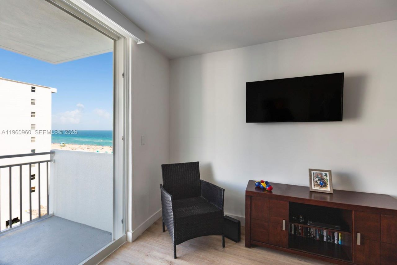 345 Ocean Dr , Unit 819, Miami Beach, FL 33139 Photo