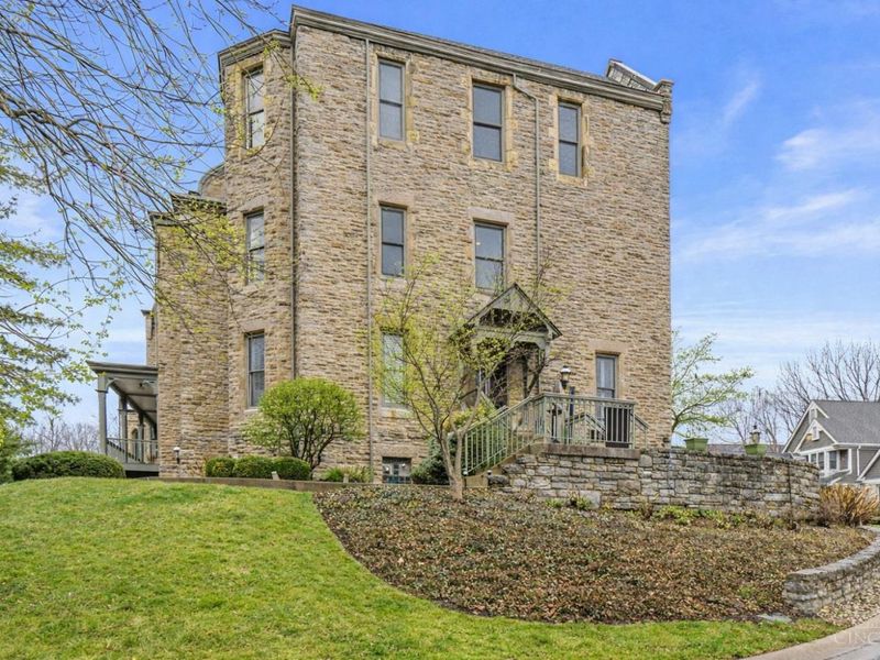 673 Windings Lane, Unit 2, Cincinnati, OH 45220 Photo 1