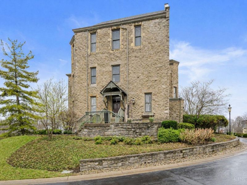 673 Windings Lane, Unit 2, Cincinnati, OH 45220 Photo 2