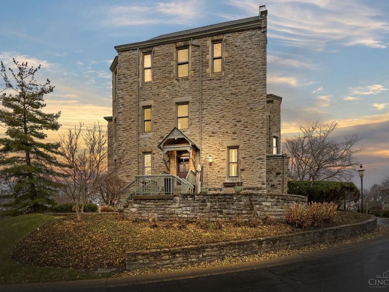 673 Windings Lane, Unit 2, Cincinnati, OH 45220 Photo 3