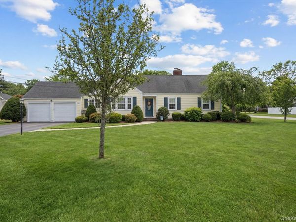 38 Bradish Lane , Bay Shore, NY 11706