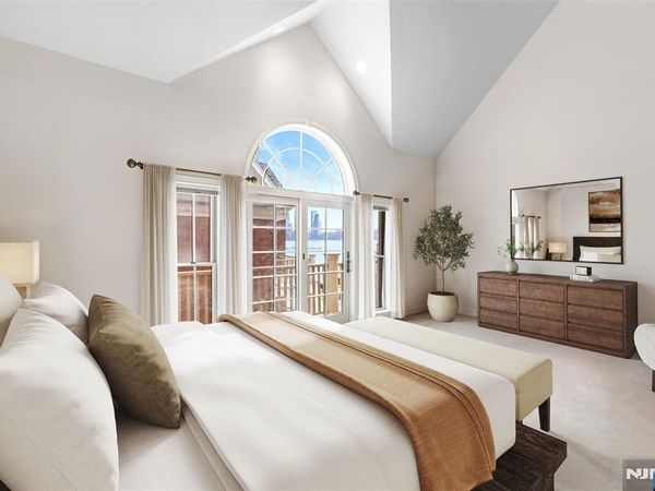 36 Regency Place, WEEHAWKEN, NJ 07086