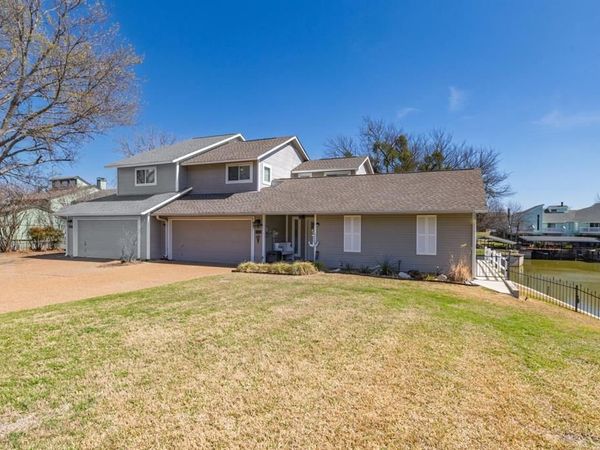 688 Harbor Drive N, Azle, TX 76020