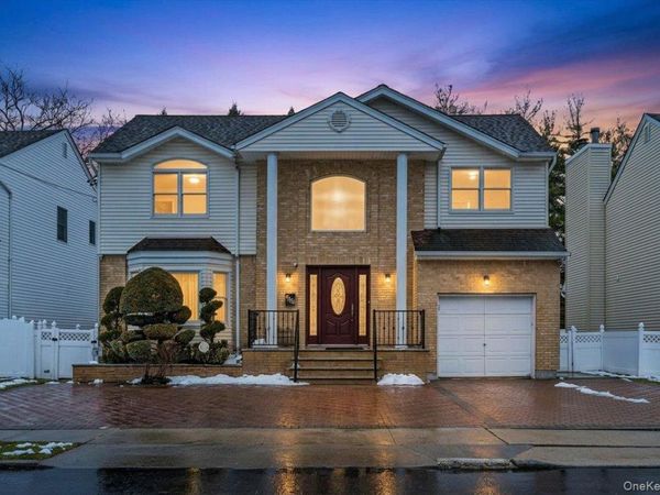 1662 Park Avenue , New Hyde Park, NY 11040