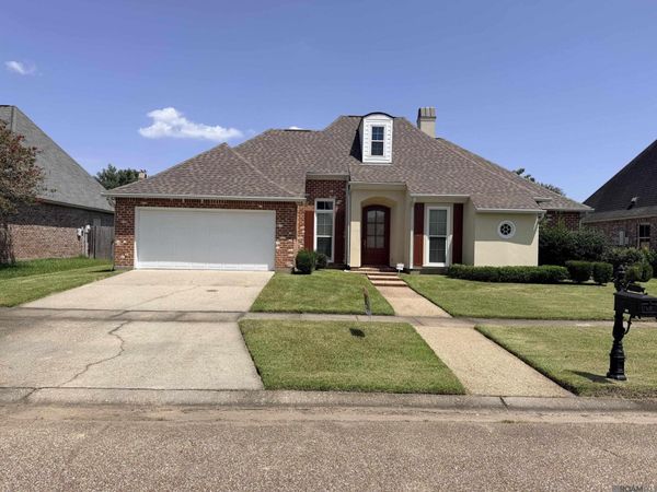 732 Troutbeck Dr, Saint George, LA 70810