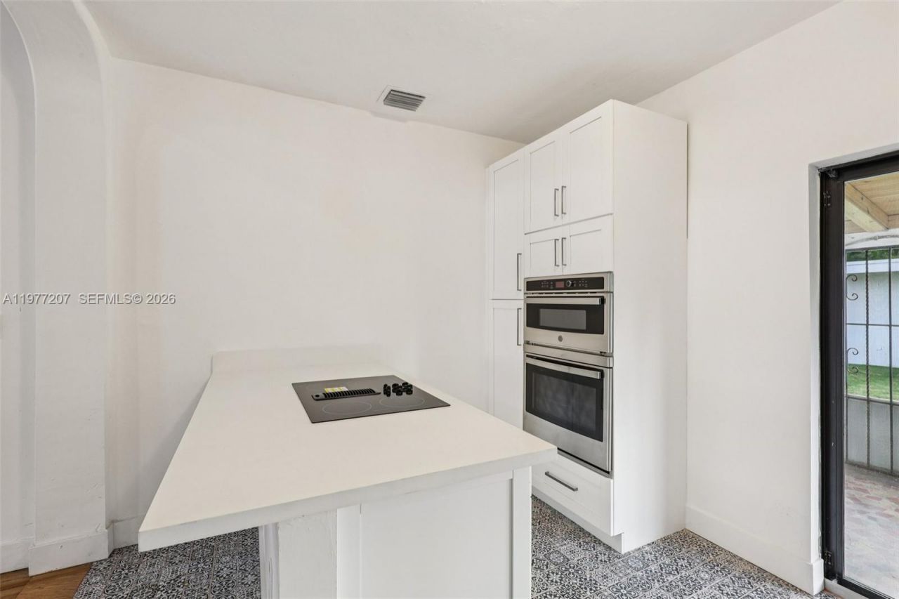 700 NE 87th St, Miami, FL 33138 Photo