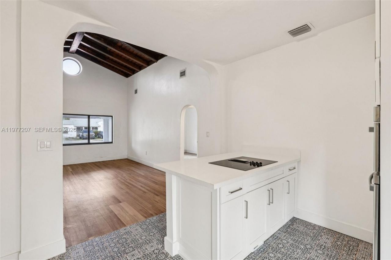 700 NE 87th St, Miami, FL 33138 Photo