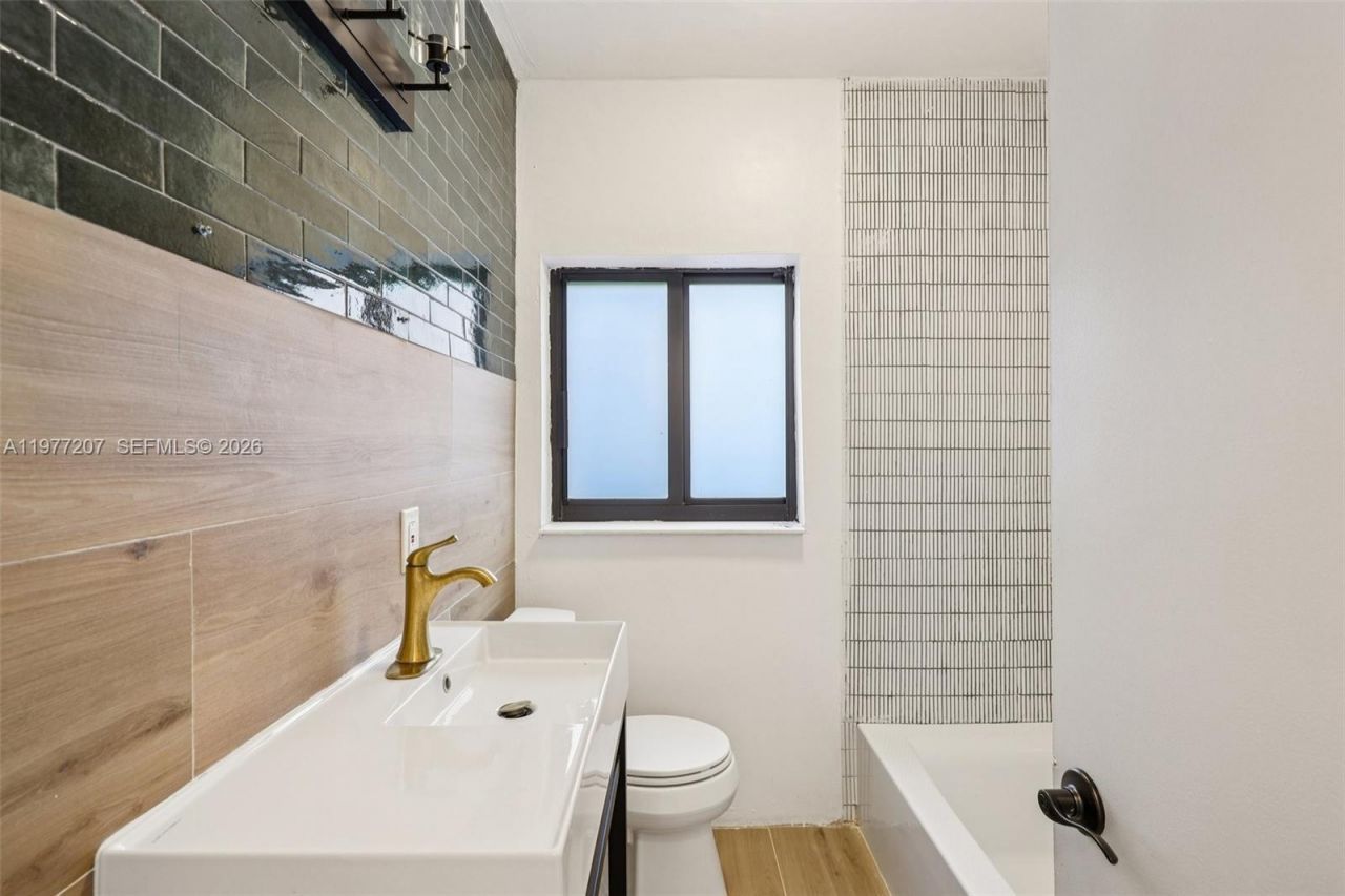 700 NE 87th St, Miami, FL 33138 Photo