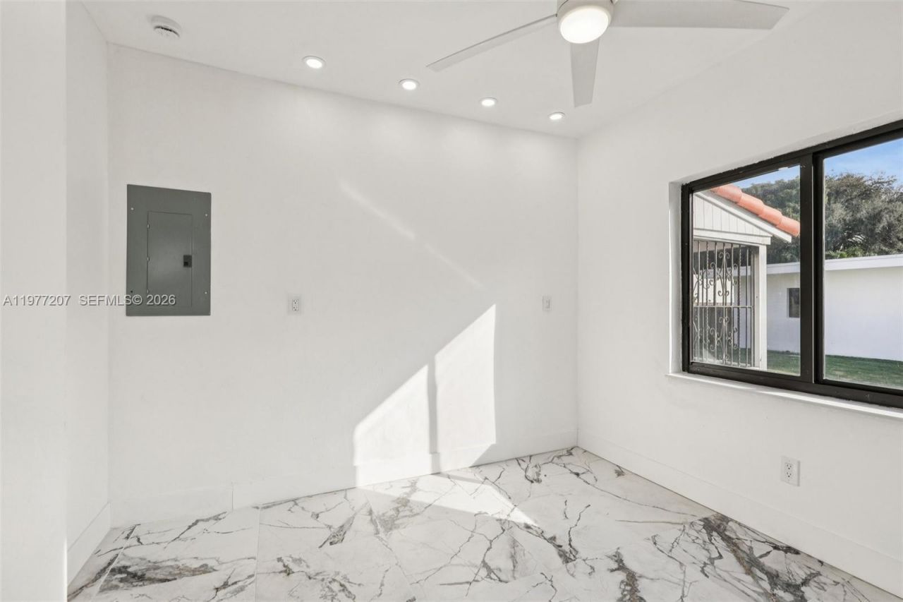 700 NE 87th St, Miami, FL 33138 Photo