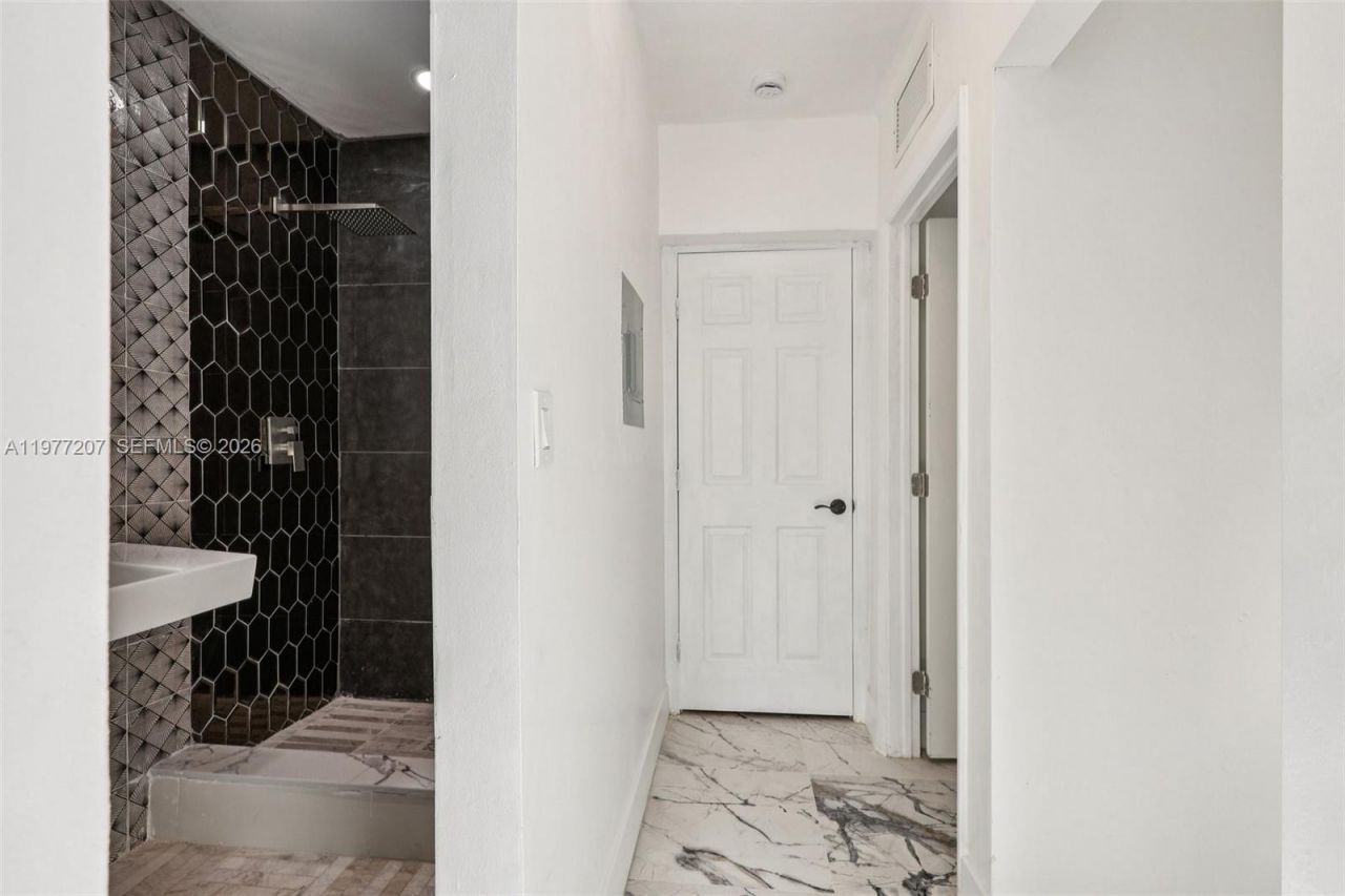 700 NE 87th St, Miami, FL 33138 Photo