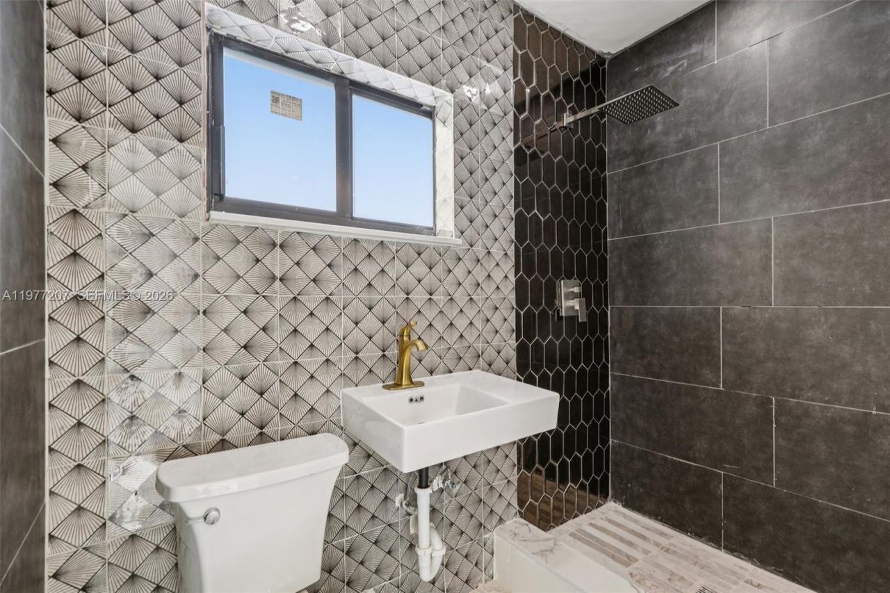 700 NE 87th St, Miami, FL 33138 Photo