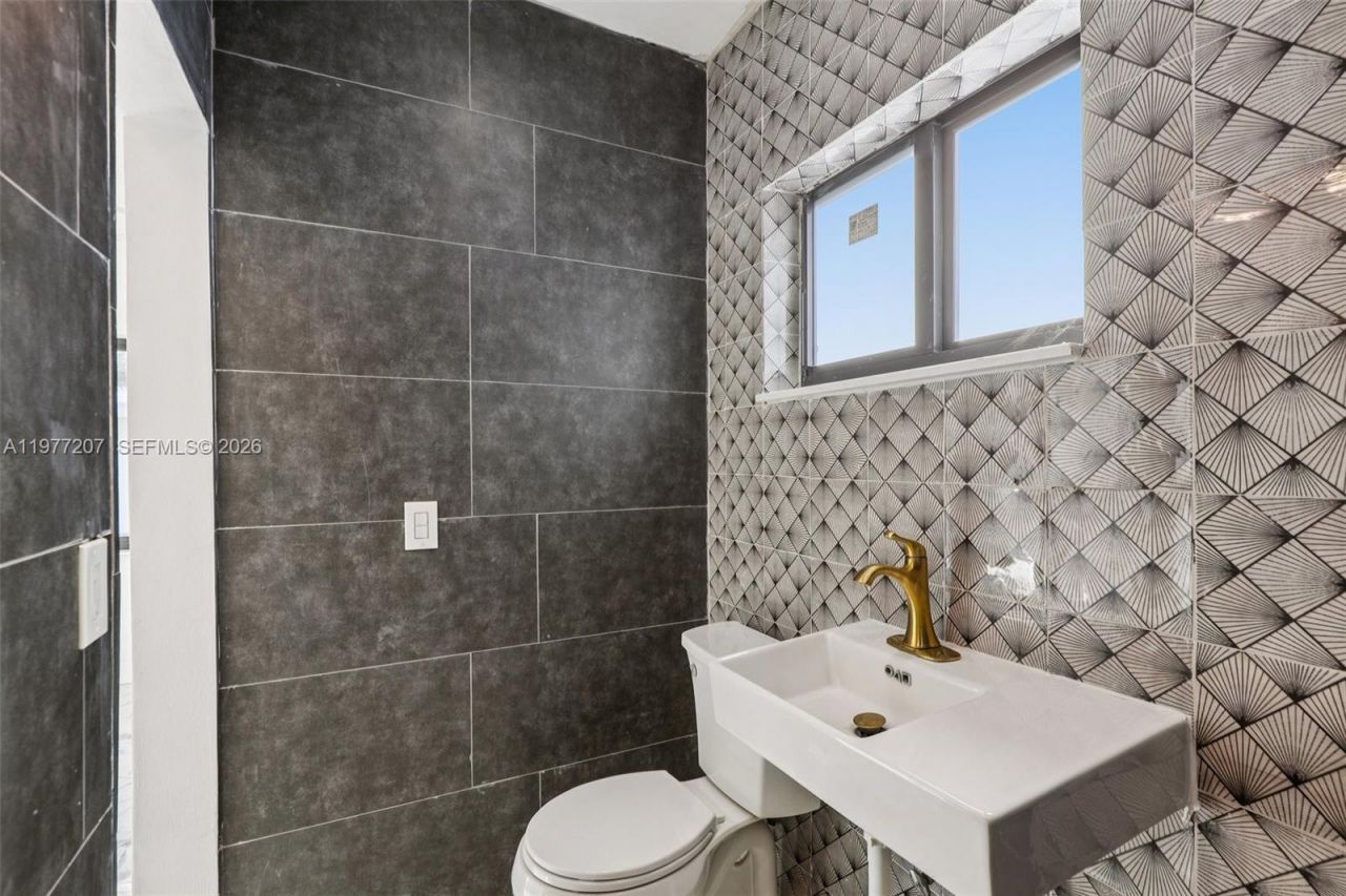 700 NE 87th St, Miami, FL 33138 Photo