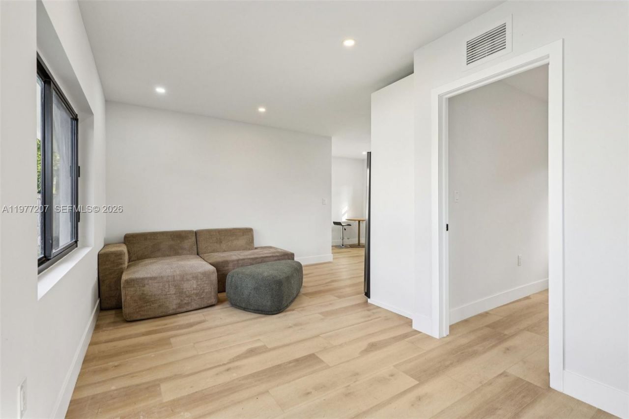 700 NE 87th St, Miami, FL 33138 Photo