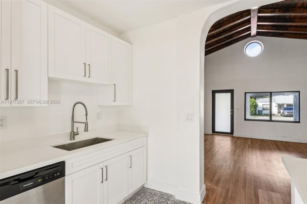 700 NE 87th St, Miami, FL 33138 Photo