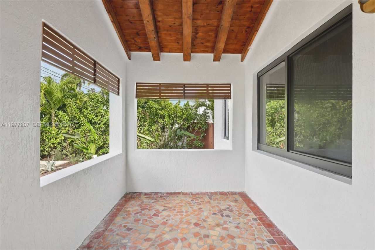 700 NE 87th St, Miami, FL 33138 Photo