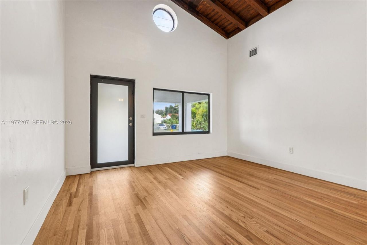 700 NE 87th St, Miami, FL 33138 Photo