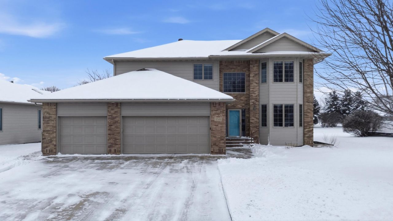 2518 Parkview Drive S, Fargo, ND 58103 Main Photo