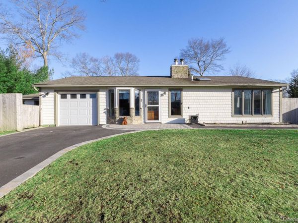 5 Longleaf Lane, Medford, NY 11763