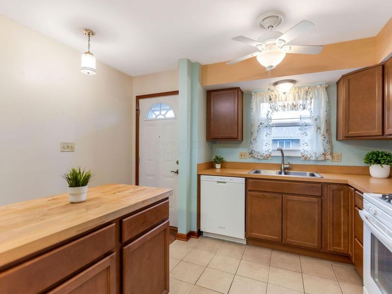 2348 Woodbrook Circle N, Unit F, Columbus, OH 43223 Photo 10