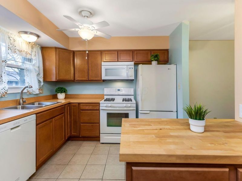 2348 Woodbrook Circle N, Unit F, Columbus, OH 43223 Photo 12