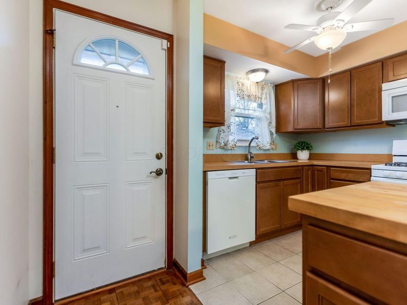 2348 Woodbrook Circle N, Unit F, Columbus, OH 43223 Photo 3