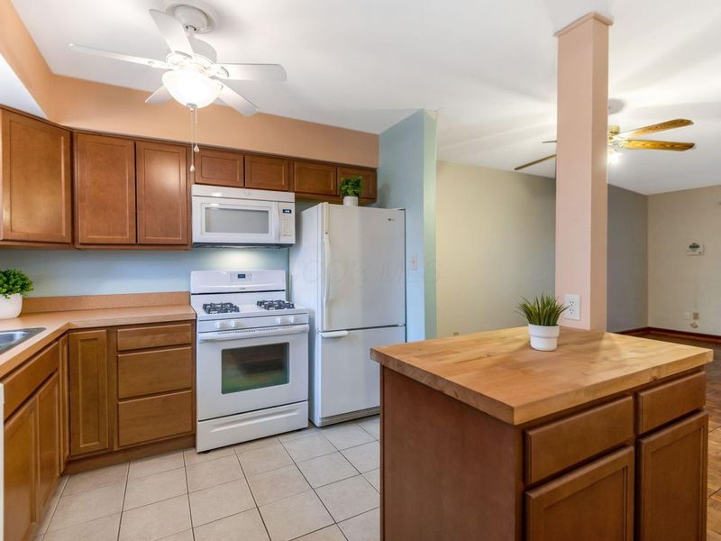 2348 Woodbrook Circle N, Unit F, Columbus, OH 43223 Photo 9