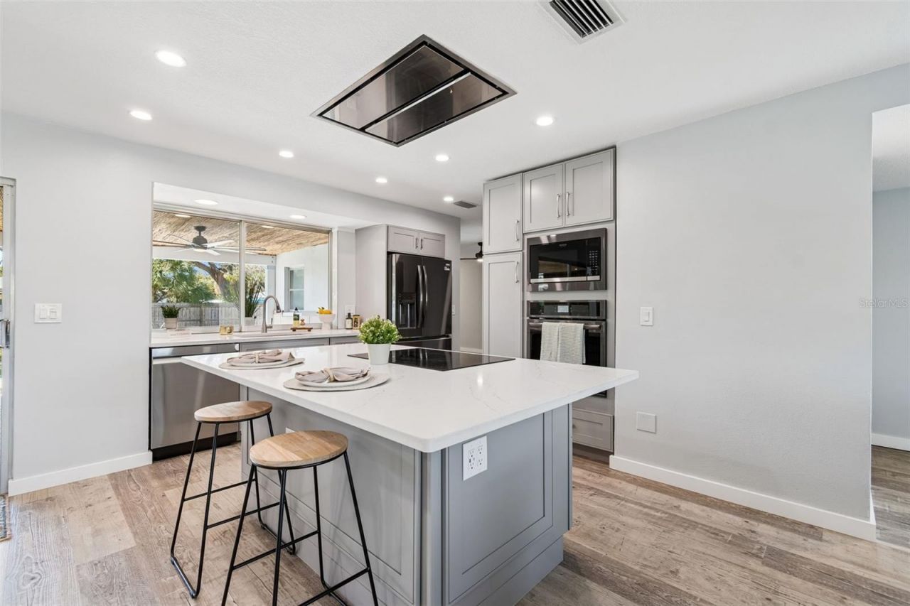 6695 Canton Street S, Saint Petersburg, FL 33712 Photo