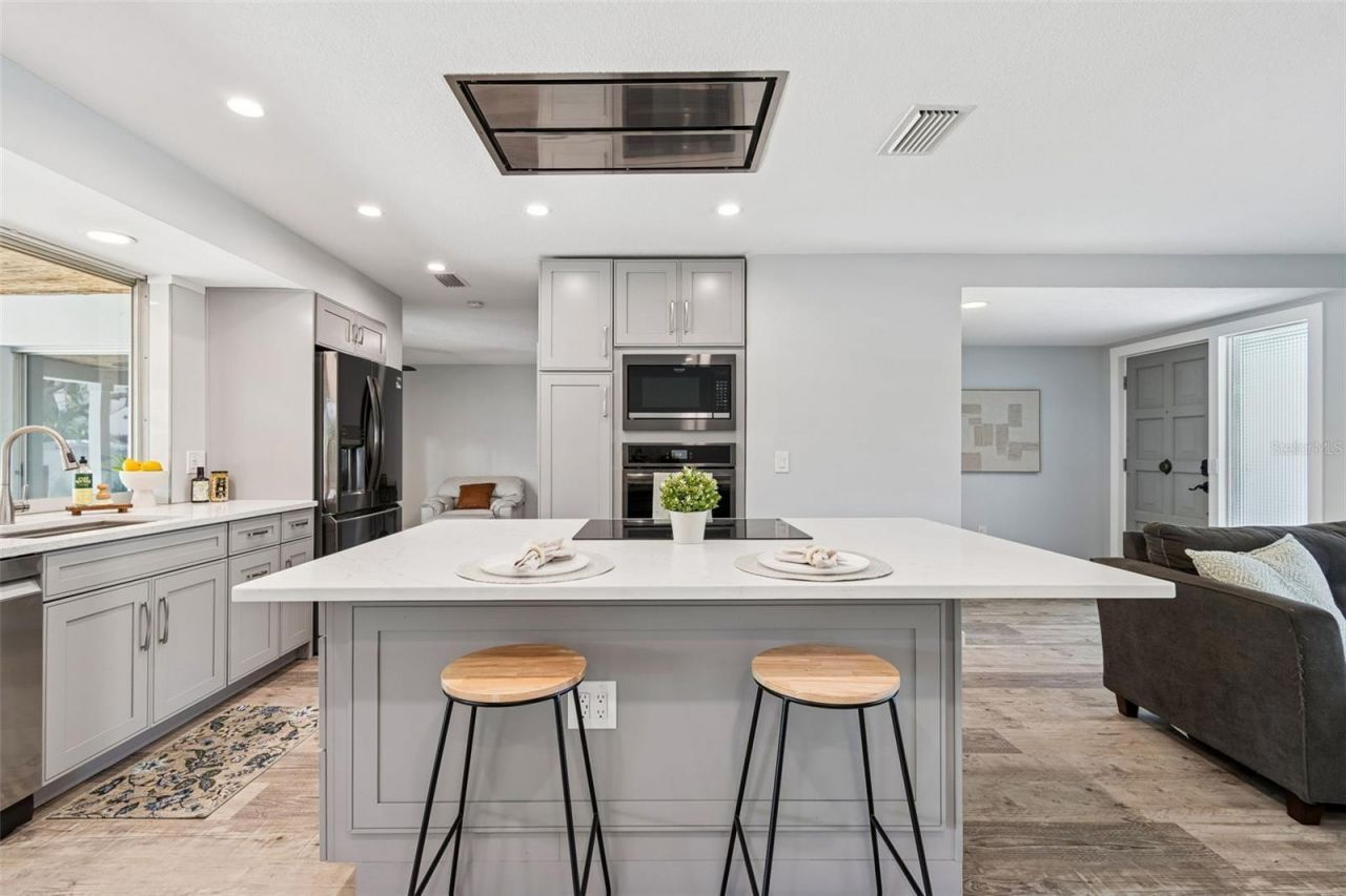 6695 Canton Street S, Saint Petersburg, FL 33712 Photo