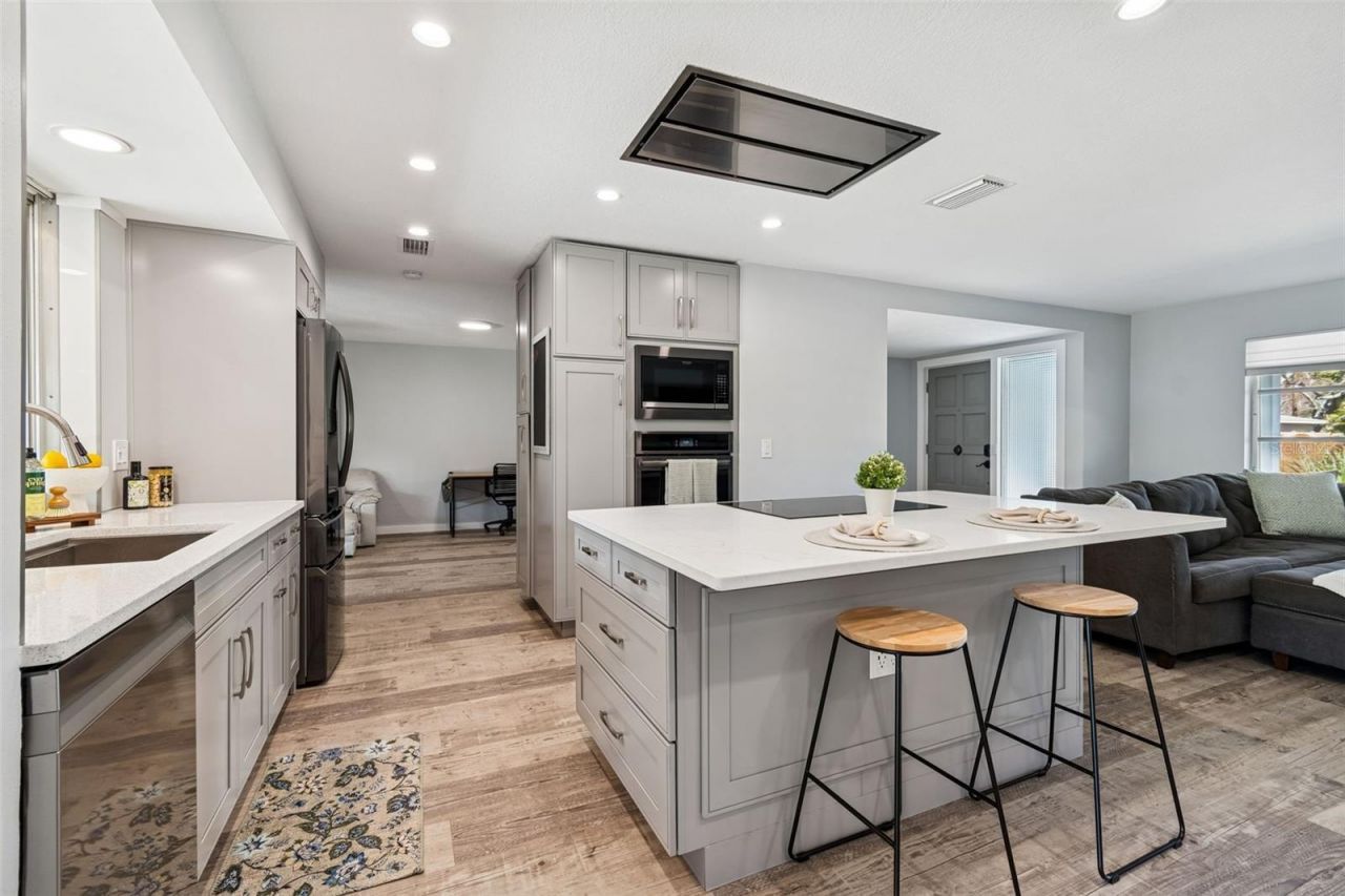 6695 Canton Street S, Saint Petersburg, FL 33712 Photo