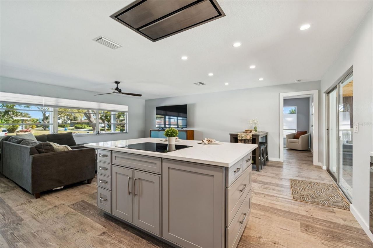 6695 Canton Street S, Saint Petersburg, FL 33712 Photo