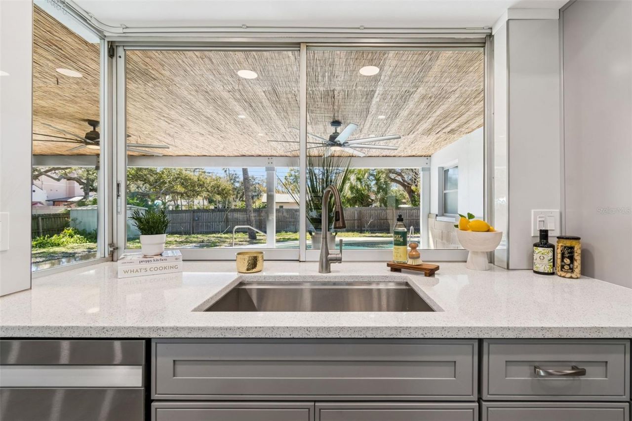 6695 Canton Street S, Saint Petersburg, FL 33712 Photo