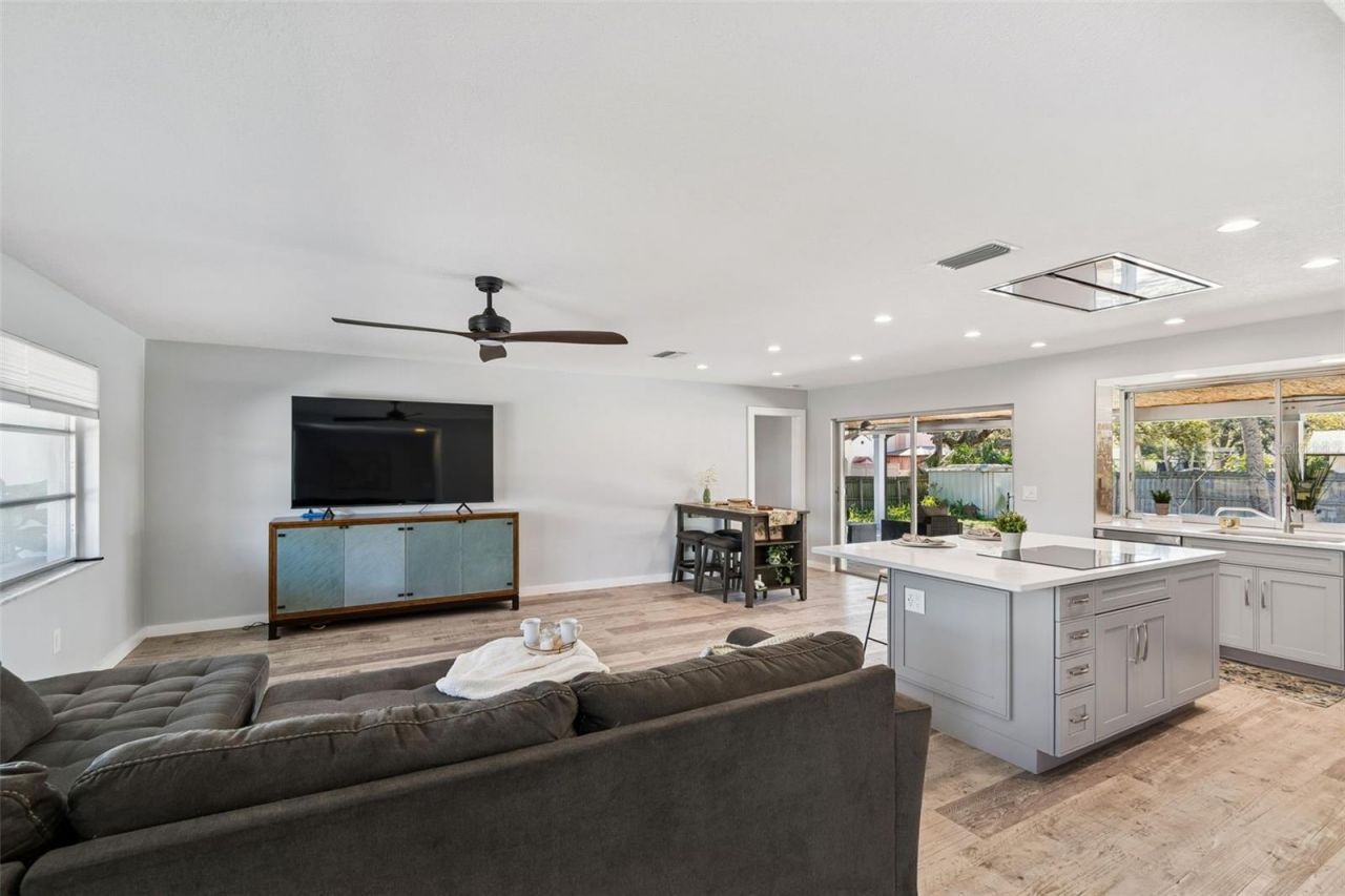 6695 Canton Street S, Saint Petersburg, FL 33712 Photo